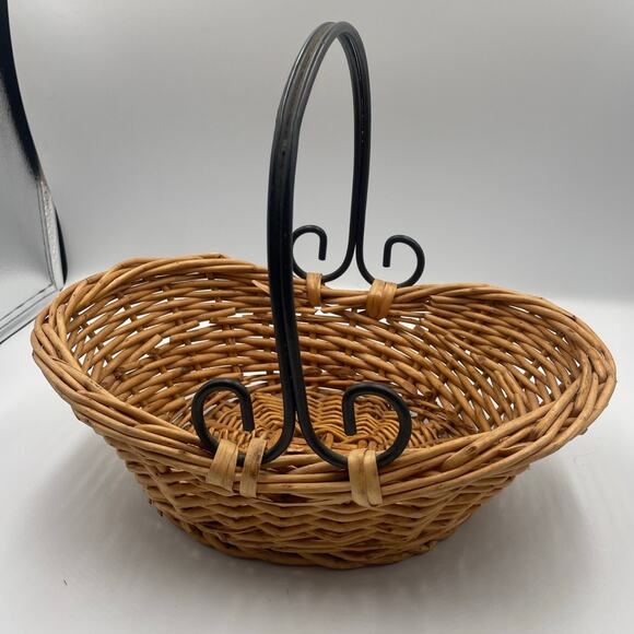 Wicker Basket with black metal swirl handle - Picture 5 of 5